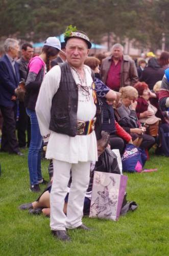 Mulți participanți cu în costume naționale